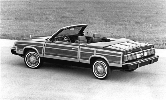 Chrysler LeBaron sản xuất những năm 80 với thiết kế khá cục mịch, thiếu đi những đường cong quyến rũ. Thân xe dài nhưng chỉ có 2 chỗ ngồi, gây khó khăn cho người lái xe.